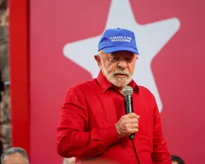 PT leva bloco de carnaval às ruas de olho na reeleição de Lula - Imagem