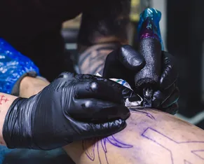 Verão pede atenção redobrada com tatuagens, alerta especialista - Imagem