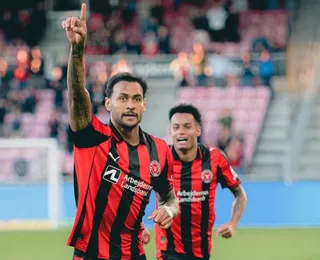 Ex-Bahia faz hat-trick por clube europeu e garante classificação para semifinal