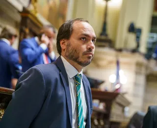 Carlos Bolsonaro tem sinal verde do pai para disputar eleição