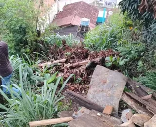 Casa desaba e 10 pessoas ficam desalojadas com chuva na Bahia