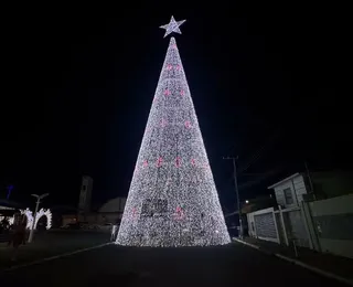 Cidade instala árvore de Natal na pista e bloqueia passagem de carros