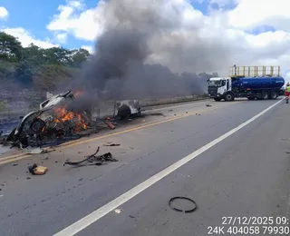 Colisão brutal entre carros deixa 10 mortos no extremo sul da Bahia