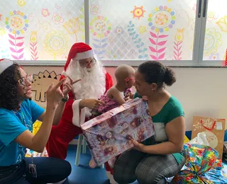 Crianças em tratamento oncológico recebem presentes de Natal