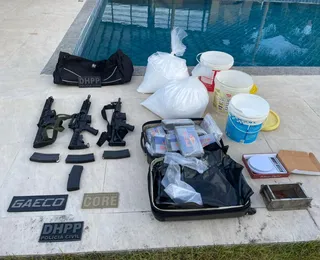 Depósito com drogas e fuzis é descoberto na Bahia e prende liderança criminosa