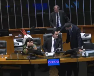 Deputado ocupa cadeira da presidência da Câmara e é retirado à força