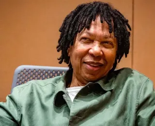 Djavan anuncia grande turnê com show em Salvador; veja preços