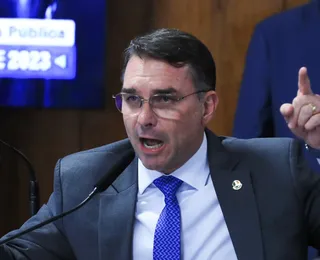 Flávio Bolsonaro lidera gastos de R$ 2,8 mi do Senado com Correios