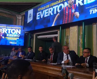 Everton Ribeiro recebe título de Cidadão Soteropolitano em solenidade