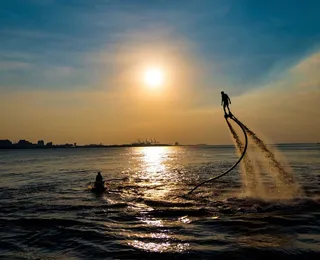 Flyboard: o esporte que faz você voar 15 metros em Salvador