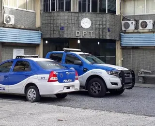 Corpo com marcas de tiros e facadas é encontrado no Largo do Tanque