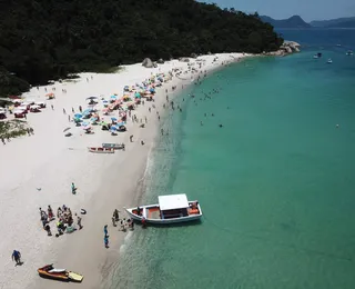 Ilha com acesso limitado e mar cristalino vira desejo do verão brasileiro