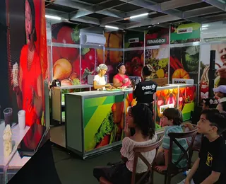 Mãe e filha conquistam criançada com oficina de pirulitos de chocolate