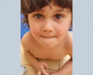 Menino de 4 anos que caiu de prédio quebrou as duas pernas