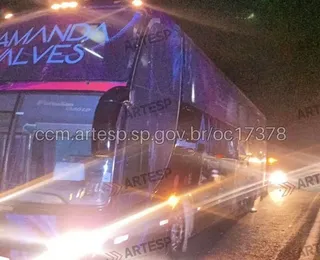 Ônibus de cantora se envolve em acidente e deixa 23 feridos