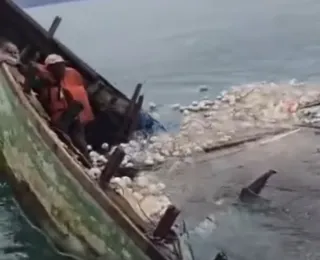 Pescadores ficam 20h à deriva após naufrágio na Bahia