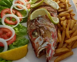 Vídeo: "Porção de peixe por R$ 450 e estragada", turistas se revoltam