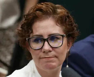 Defesa de Carla Zambelli questiona Moraes em pedido para voltar ao Brasil