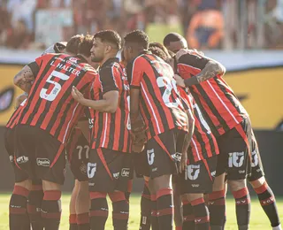 Titular do Vitória deixa campo machucado e liga alerta no Brasileirão