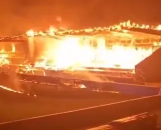 Torcedores incendeiam estádio após rebaixamento de clube; veja vídeo