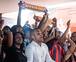 Torcida realiza AeroNego e apoia delegação antes de jogo do Vitória