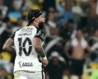 Vídeo: Memphis Depay é flagrado aproveitando férias em paraíso da Bahia