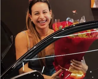 Vídeo: Zagueiro do Vitória presenteia esposa com veículo de luxo
