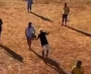 Vídeo registra assassinato de jovem durante partida de futebol na Bahia