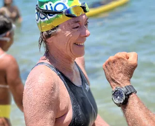 Aos 70 anos, Desirée nada sozinha a travessia Salvador–Mar Grande