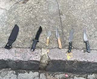Armas brancas e aparelho de choque são apreendidos em Salvador