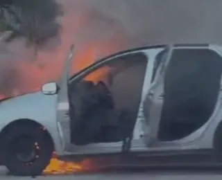 Carro pega fogo na Paralela e trava trânsito em Salvador; assista