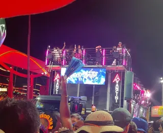 Chama o bombeiro! Anitta pede apoio após folião passar mal
