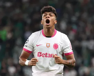 Ex-Vitória marca nos acréscimos e decide classificação na Champions