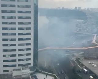Vídeo: grande incêndio atinge área próxima a estação de metrô em Salvador