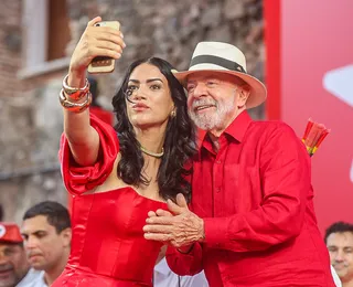 Vídeo: Janja puxa orelha de Lula após selfie com mulher em evento do PT