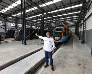 VLT de Salvador: Jerônimo inspeciona 3º trem e anuncia chegada de novos veículos