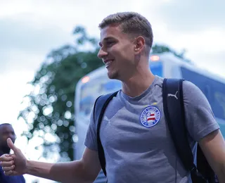 Meio-campista promessa deixa jogo do Bahia após sentir dores