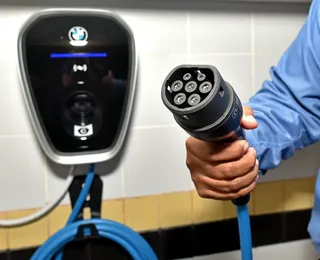 Virou lei! Carregador para veículos elétricos em condomínios se torna obrigatório