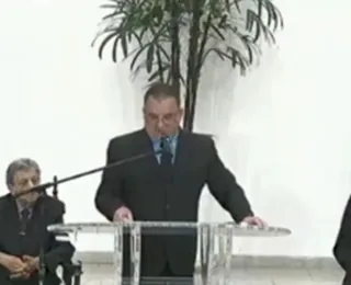 Pastor causa revolta ao admitir agressão contra o filho em culto