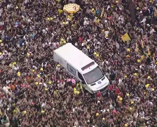 Superlotação em pré-Carnaval faz dezenas de foliões passarem mal