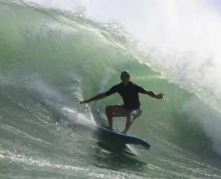 Astro do surfe mundial é morto dentro de casa; namorada foi amarrada