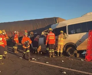 Tragédia na BR-020: van da Bahia bate em caminhão e deixa 5 mortos