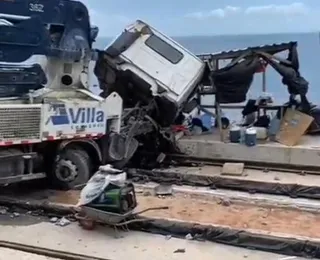 Vídeo: caminhão perde o controle e bate em canteiro de obras do VLT