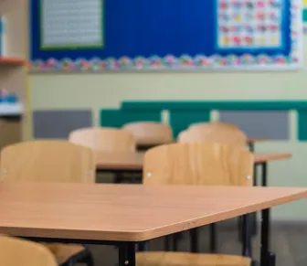 Professora é agredida por mãe de estudante dentro de sala de aula na Bahia