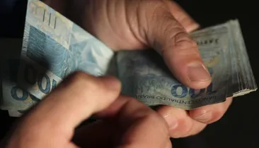 Brasileiros com carteira assinada recebem pagamento em junho