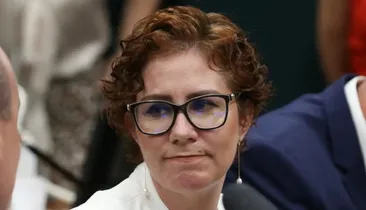 Defesa de Carla Zambelli questiona Moraes em pedido para voltar ao Brasil