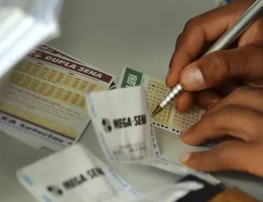 Idoso barrado em bolão da Mega-Sena por atraso de minutos receberá prêmio na Justiça - Imagem