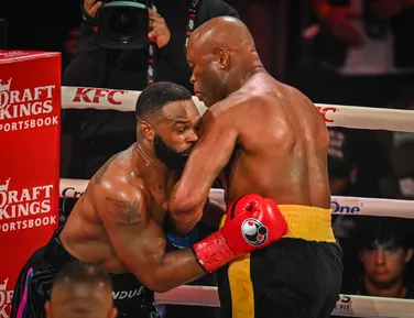 Anderson Silva nocauteia Tyron Woodley em Miami - Imagem