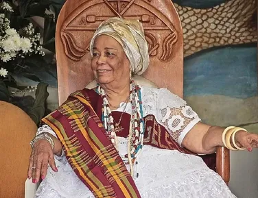 O adeus a Mãe Carmen: cortejo reúne autoridades e artistas em Salvador - Imagem