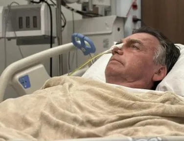 Bolsonaro está estável após internação com pneumonia aguda - Imagem